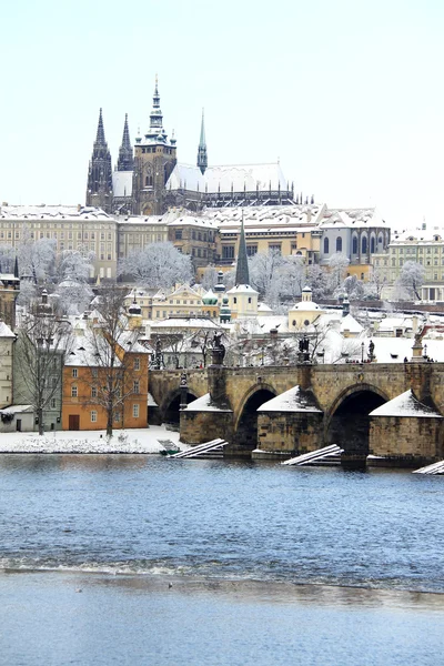Romantische besneeuwde Praag gotische burcht met charles bridge, Tsjechië — Stockfoto