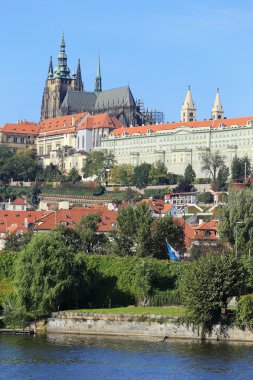 renkli sonbahar Prag Gotik Kalesi Nehri vltava, Çek Cumhuriyeti yukarıda görüntüleyin
