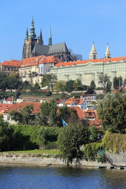 renkli sonbahar Prag Gotik Kalesi Nehri vltava, Çek Cumhuriyeti yukarıda görüntüleyin
