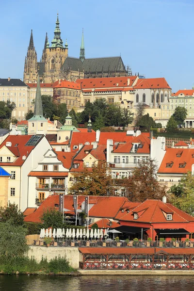 Blick auf die bunte herbstliche Prager gotische Burg über der Moldau, Tschechische Republik — Stockfoto