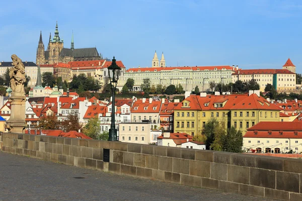 Blick auf die bunte herbstliche Prager gotische Burg über der Moldau, Tschechische Republik — Stockfoto