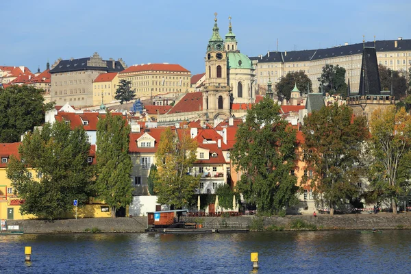 Vista del otoño Praga Catedral de San Nicolás, República Checa —  Fotos de Stock