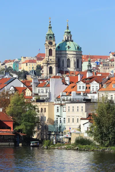 Vista del otoño Praga Catedral de San Nicolás, República Checa — Foto de Stock