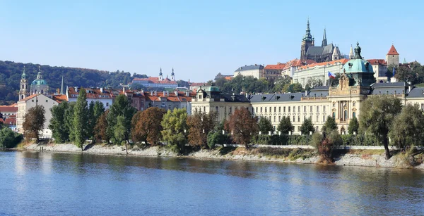 Vista sobre el colorido otoño Castillo gótico de Praga sobre el río Moldava, República Checa — Foto de Stock