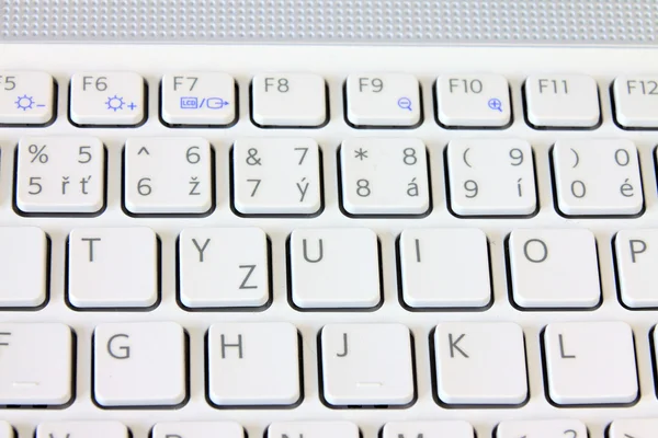 Detalj av vit nyckel bräde bärbar dator — Stockfoto