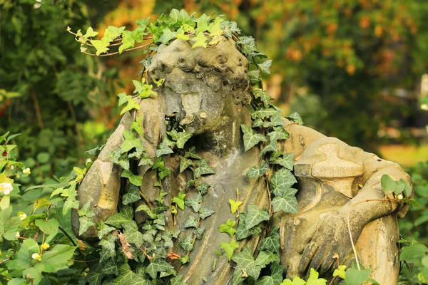 Sculpture en pierre de l'homme du vieux cimetière de Prague, République tchèque — Photo