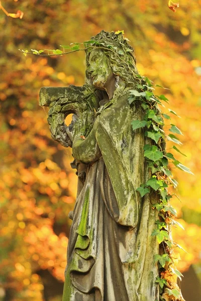 The stone Girl on Tomb from the old Prague Cemetery, Czech Republic — Stock Photo, Image