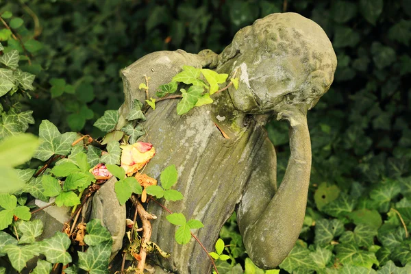 Каменная скульптура человека со старого Пражского кладбища, Чехия — стоковое фото