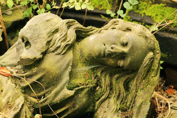 Das Steinmädchen auf dem Grab des alten Prager Friedhofs, Tschechische Republik — Stockfoto