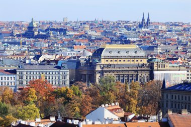 renkli sonbahar Prag şehir kuleleri ve tarihi binalar, Çek Cumhuriyeti ile görüntüleyin