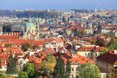 renkli sonbahar Prag şehir kuleleri ve tarihi binalar, Çek Cumhuriyeti ile görüntüleyin