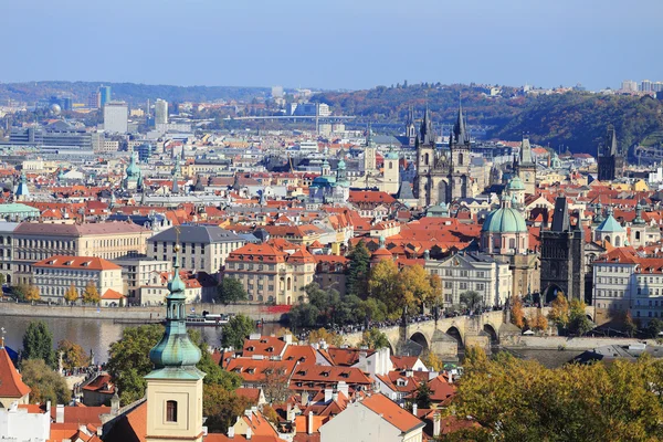 Vista sobre la colorida ciudad de Praga otoño con sus torres y edificios históricos, República Checa — Foto de Stock