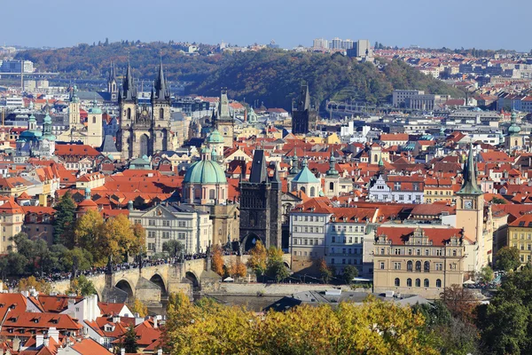 Vista sulla colorata città di Praga autunnale con le sue torri e gli edifici storici, Repubblica Ceca — Foto Stock