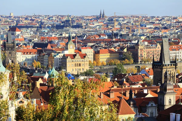 Bekijken op kleurrijke herfst Praag stad met haar torens en historische gebouwen, Tsjechië — Stockfoto