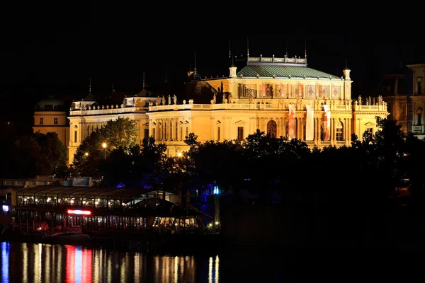 Η νυχτερινή άποψη για το σπίτι της Πράγας των καλλιτεχνών, πάνω από το ποταμό Μολδάβα, Τσεχία — Φωτογραφία Αρχείου