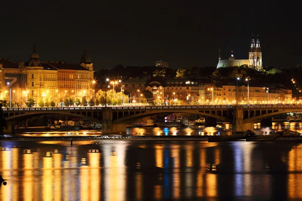 Vista nocturna de la catedral gótica de Praga Vysehrad, República Checa — Foto de Stock