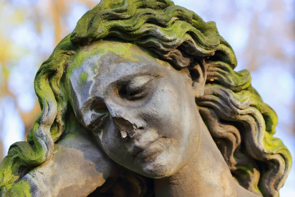 La fille en pierre sur la tombe de l'ancien cimetière de Prague, République tchèque — Photo