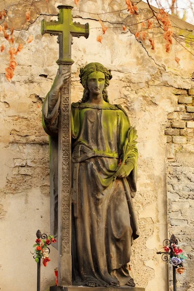 La fille en pierre sur la tombe de l'ancien cimetière de Prague, République tchèque — Photo