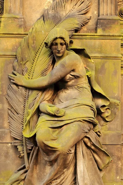 La chica de piedra en la tumba del antiguo cementerio de Praga, República Checa — Foto de Stock