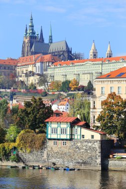 sonbahar Gotik Prag Kalesi yukarıda Nehri vltava, Çek Cumhuriyeti