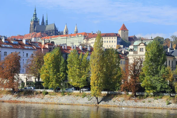 Otoño Castillo gótico de Praga sobre el río Moldava, República Checa —  Fotos de Stock