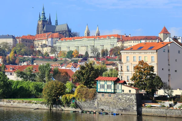 Otoño Castillo gótico de Praga sobre el río Moldava, República Checa —  Fotos de Stock