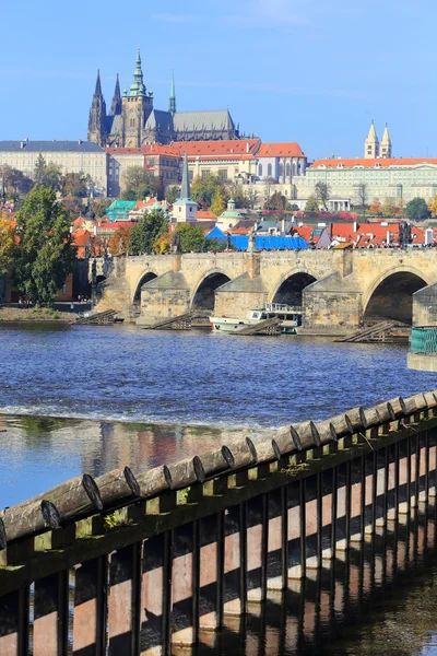 Sonbahar Gotik Prag Kalesi ile charles Köprüsü, Çek Cumhuriyeti — Stok fotoğraf