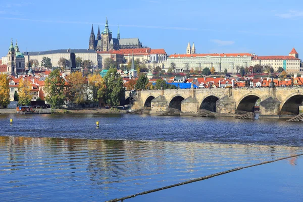 Château gothique d'automne de Prague avec pont Charles, République tchèque — Photo