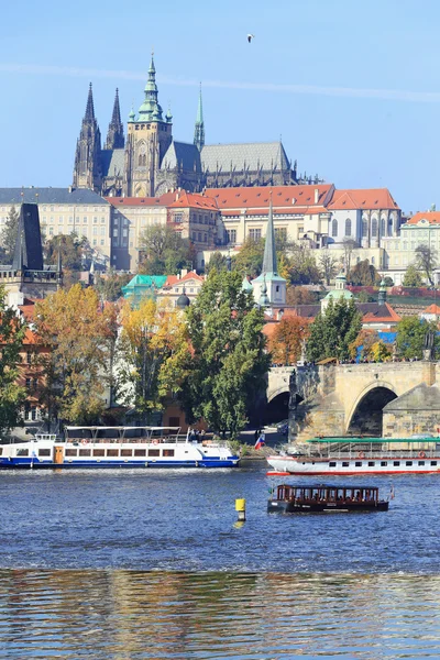 Herfst Praag gotische burcht met charles bridge, Tsjechië — Stockfoto