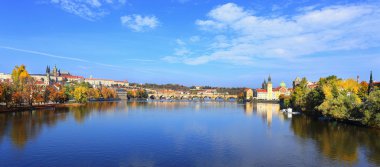 panoramik üzerinde sonbahar Prag Kalesi, Aziz nicholas Katedrali ve charles köprüsü üzerinde Nehri vltava, Çek Cumhuriyeti