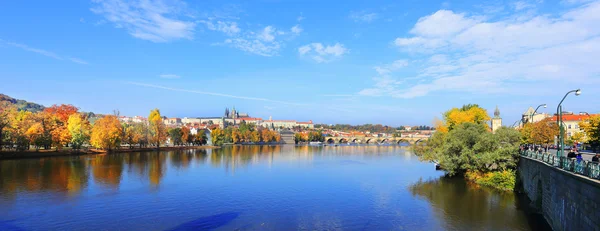 Panoramatický pohled na podzimní Pražský hrad, katedrála svatého Mikuláše a Karlův most nad řekou Vltavou, Česká republika — Stock fotografie