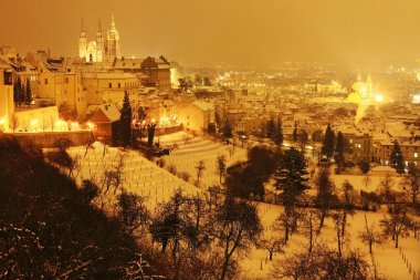 gece romantik karlı Prag şehir ile Gotik castle, Çek Cumhuriyeti