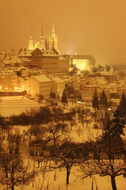 gece romantik karlı Prag şehir ile Gotik castle, Çek Cumhuriyeti