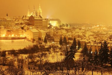 gece romantik karlı Prag şehir ile Gotik castle, Çek Cumhuriyeti