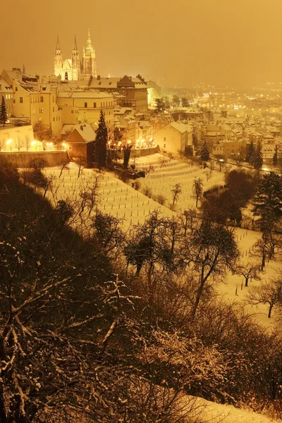 gece romantik karlı Prag şehir ile Gotik castle, Çek Cumhuriyeti