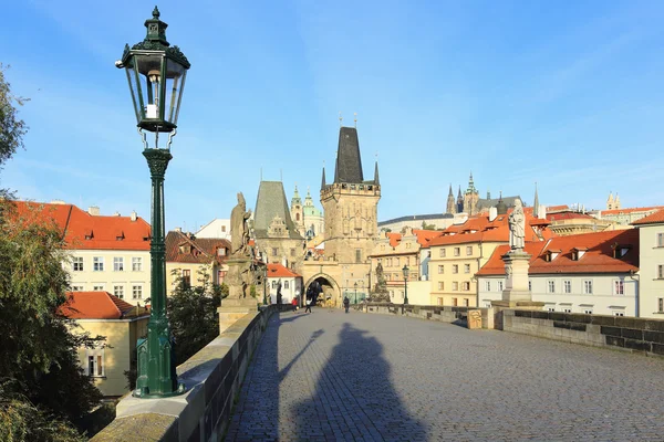 Podzimní Pražský hrad s katedrálou svatého Mikuláše z Karlova mostu, Česká republika — Stock fotografie