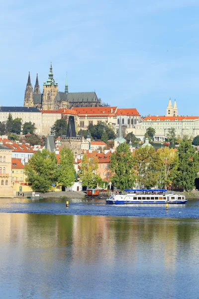 Höstens Prag gotiska slottet ovanför floden Moldau, Tjeckien — Stockfoto