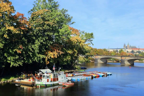 Château gothique d'automne de Prague au-dessus de la rivière Vltava, République tchèque — Photo