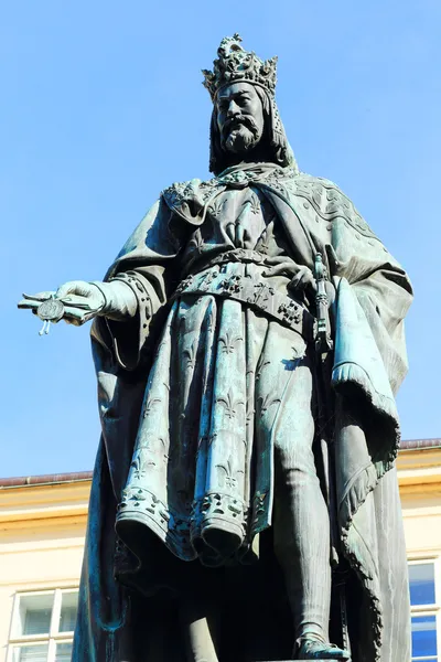 Staty av tjeckiska kung charles iv. i Prag, Tjeckien — Stockfoto