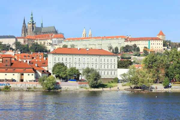 Otoño Castillo gótico de Praga sobre el río Moldava, República Checa —  Fotos de Stock