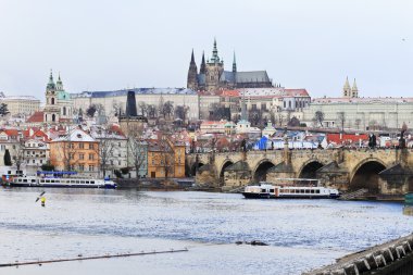 Prag, charles Köprüsü, Çek Cumhuriyeti ile karlı Gotik kale ilk kar