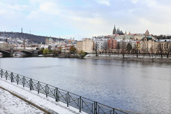 Primera nieve en Praga, Castillo gótico sobre el río Moldava —  Fotos de Stock