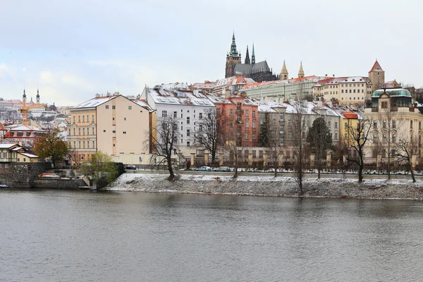 プラハのヴルタヴァ川上のゴシック様式の城の最初の雪 — ストック写真