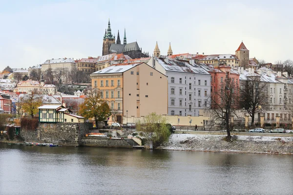 Première neige à Prague, château gothique au-dessus de la rivière Vltava — Photo