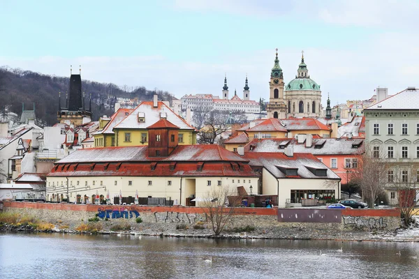 Romántica y nevada Catedral de San Nicolás de Praga, República Checa —  Fotos de Stock
