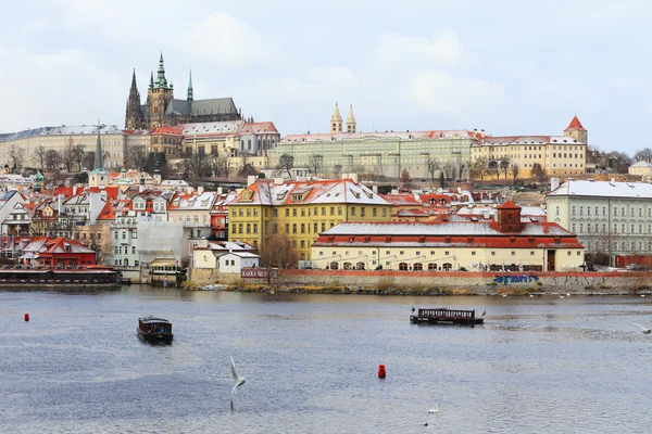 Pierwszy śnieg w Pradze, gotycki zamek nad rzeką Wełtawą — Zdjęcie stockowe