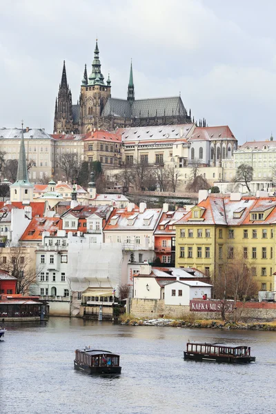 在布拉格，哥特式城堡之上河伏尔塔瓦河的第一场雪 — 图库照片