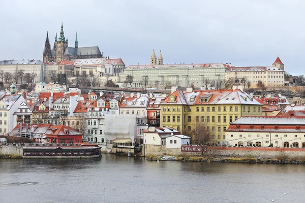 Primera nieve en Praga, Castillo gótico sobre el río Moldava — Foto de Stock