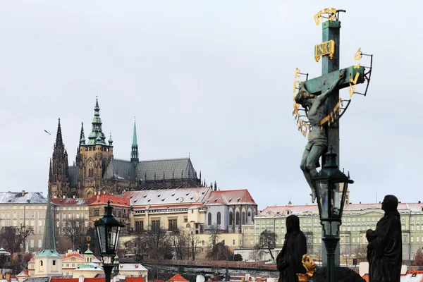Castelo Gótico de Praga nevado romântico com a Estátua na Ponte Charles, República Checa — Fotografia de Stock