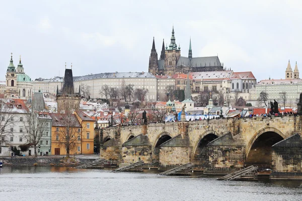 Primera nieve en Praga, Castillo gótico nevado con el Puente de Carlos, República Checa — Foto de Stock